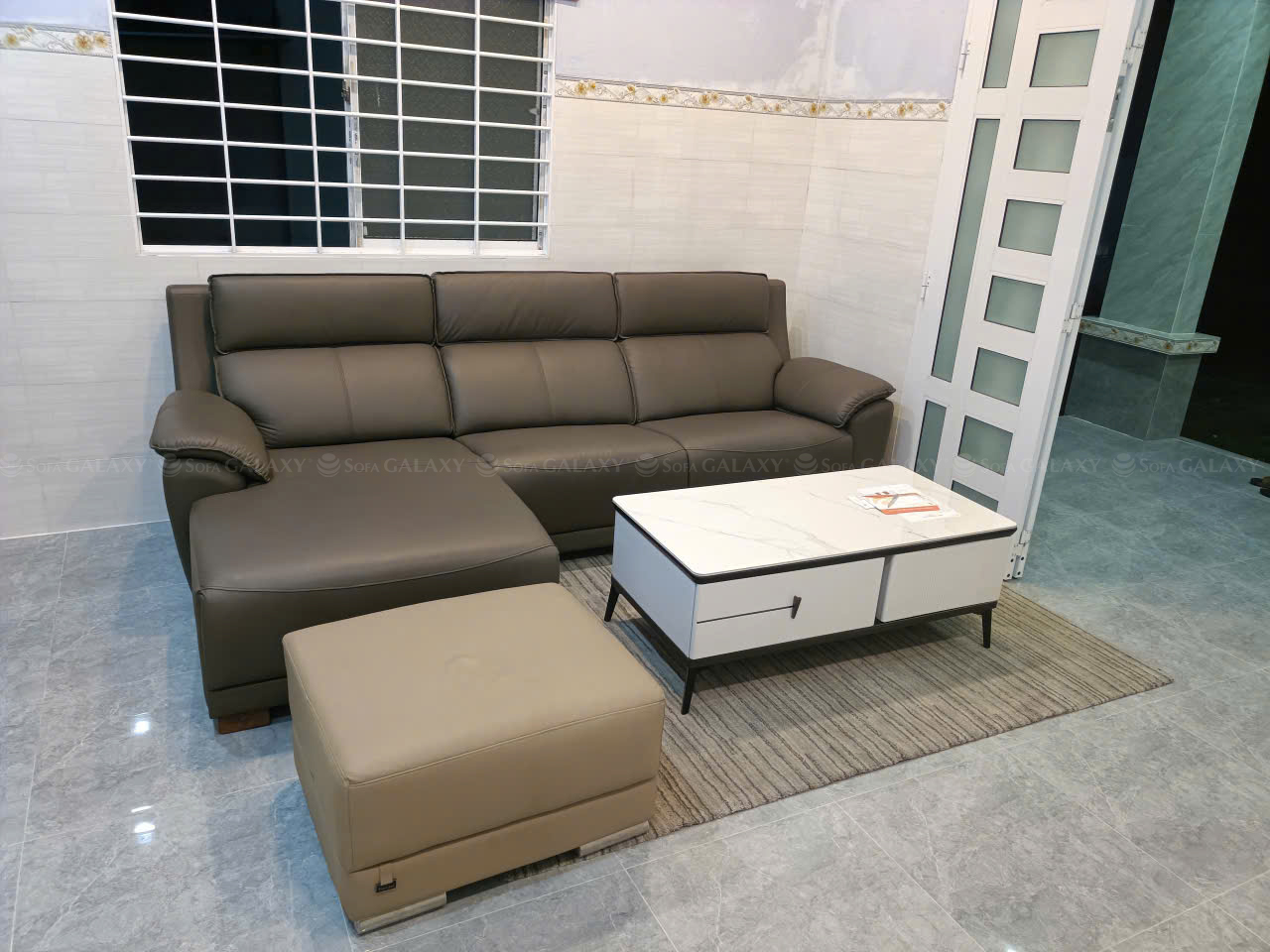 Bộ sofa Emilio màu xám đậm tại nhà khách Bến Tre