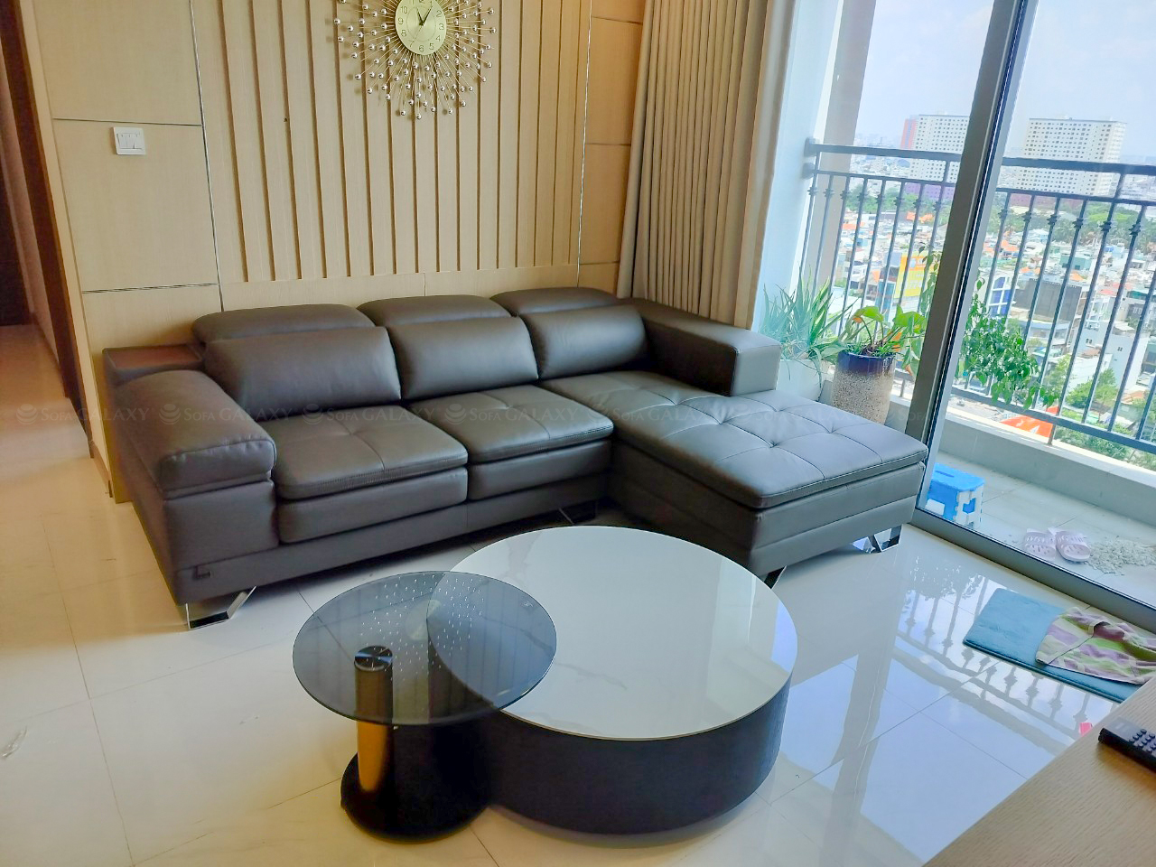 sofa Monteria da bò màu xám kích thước nhỏ gọn tại nhà khách