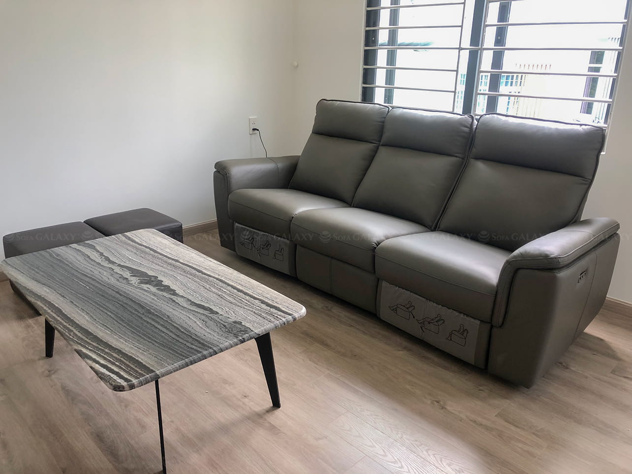 Góc nghiêng sofa da bò Urbino chỉnh điện nhập khẩu Malaysia màu xám tại nhà khách