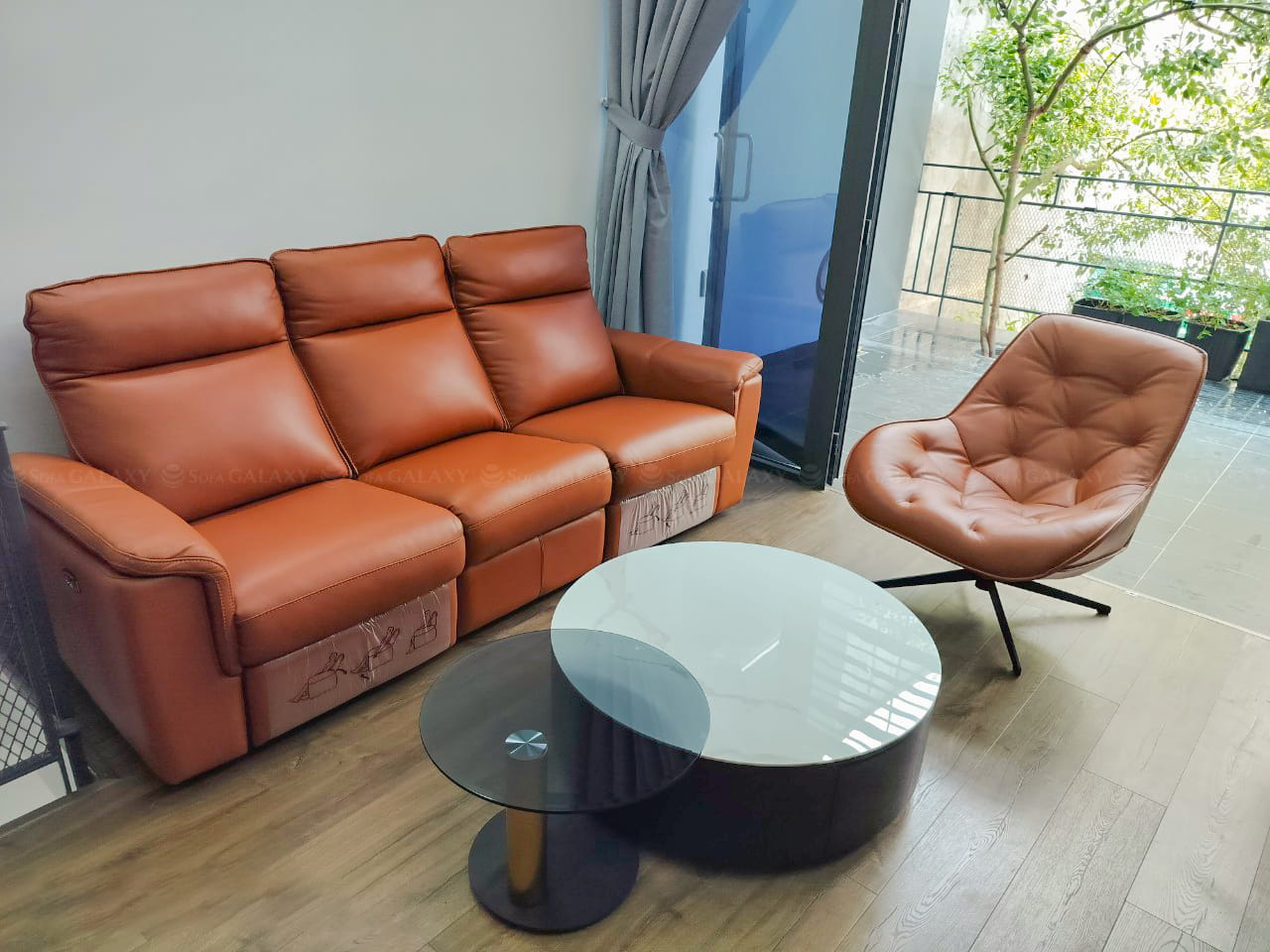 Góc nghiêng sofa da bò Urbino chỉnh điện nhập khẩu Malaysia màu nâu tại nhà khách