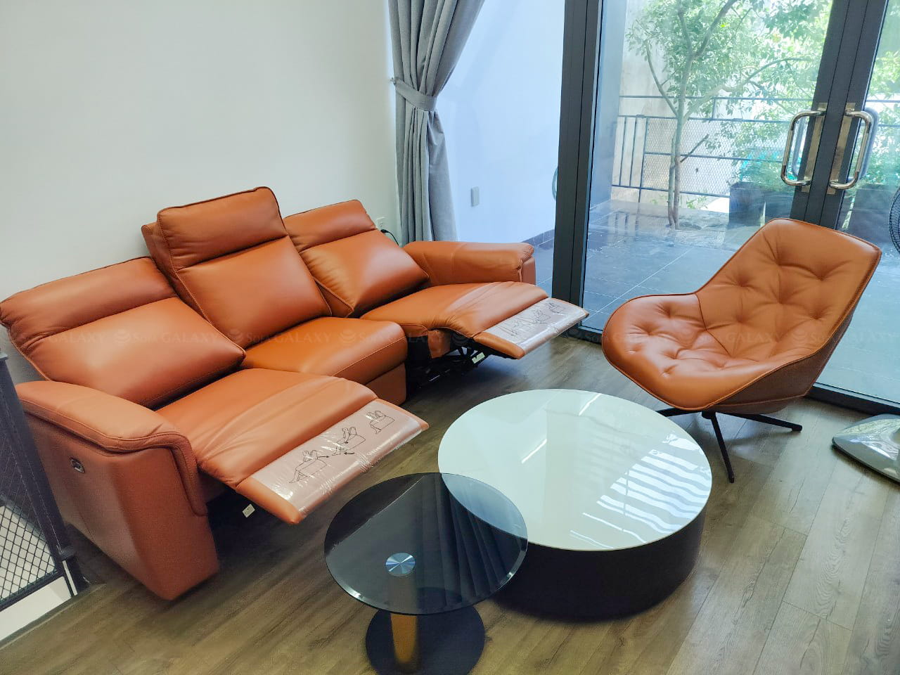 Góc nghiêng sofa da bò Urbino chỉnh điện nhập khẩu Malaysia màu nâu tại nhà khách đang chỉnh điện