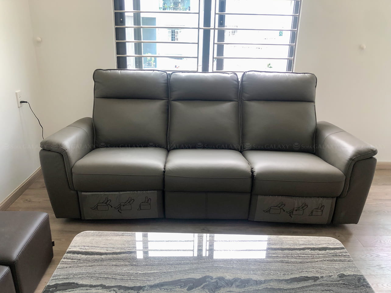 Góc thẳng sofa da bò Urbino chỉnh điện nhập khẩu Malaysia màu xám tại nhà khách