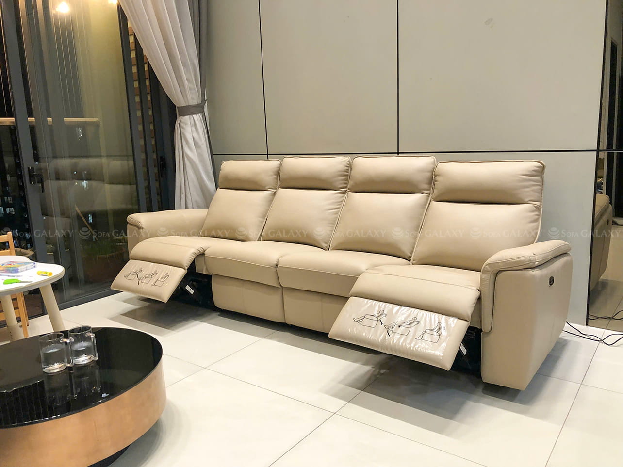Sofa da bò Urbino chỉnh điện 4 chỗ màu kem tại nhà khách quận Tân Phú đang mở chỉnh điện