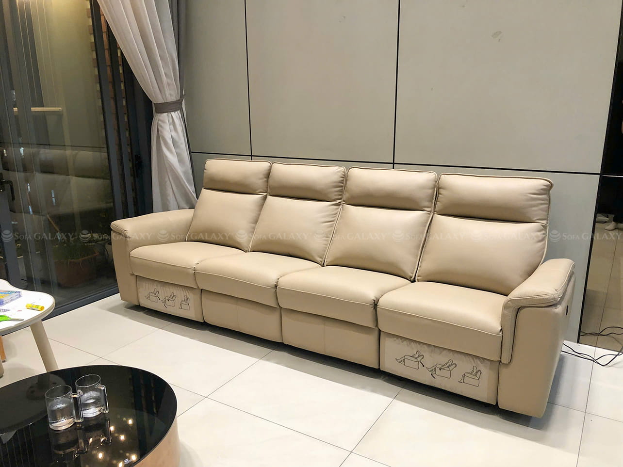 Sofa da bò Urbino chỉnh điện 4 chỗ màu kem tại nhà khách quận Tân Phú