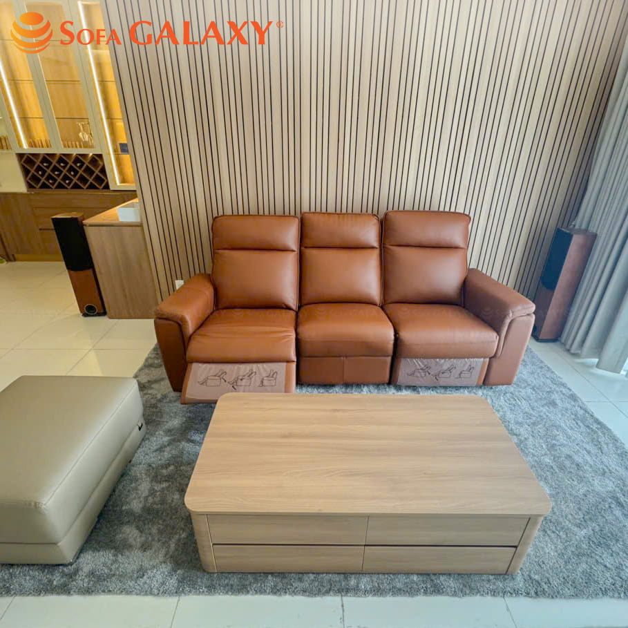 Sofa da bò Urbino chỉnh điện 3 chỗ màu nâu tại nhà khách căn hộ quận 7