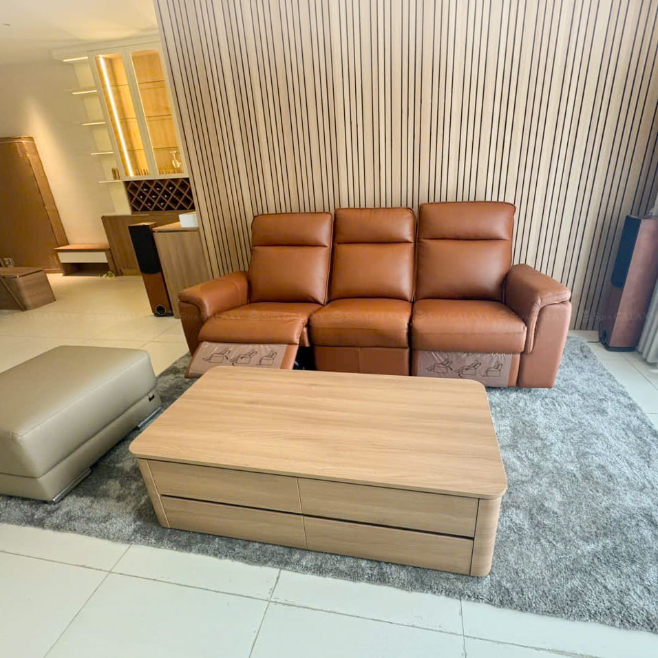 Sofa da bò Urbino chỉnh điện 3 chỗ màu nâu tại nhà khách căn hộ quận 7 gốc nghiêng