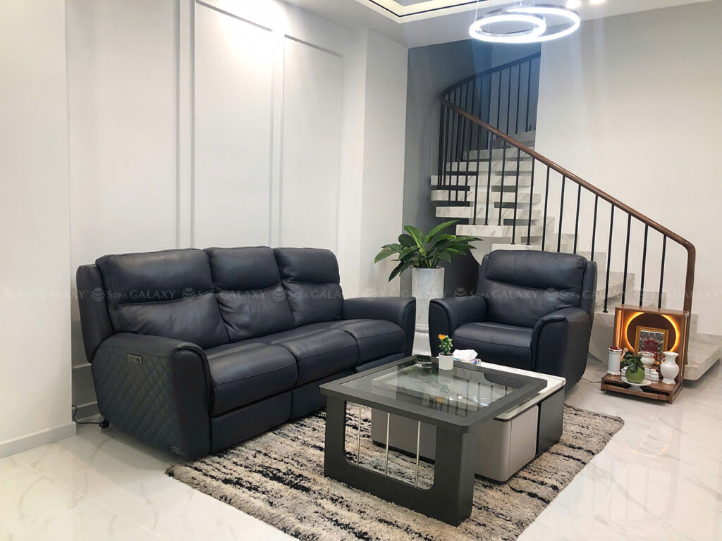 Bộ sofa chỉnh điện da bò nhập khẩu Ý tên Catalina, màu xanh navy, hình tại nhà khách góc trước