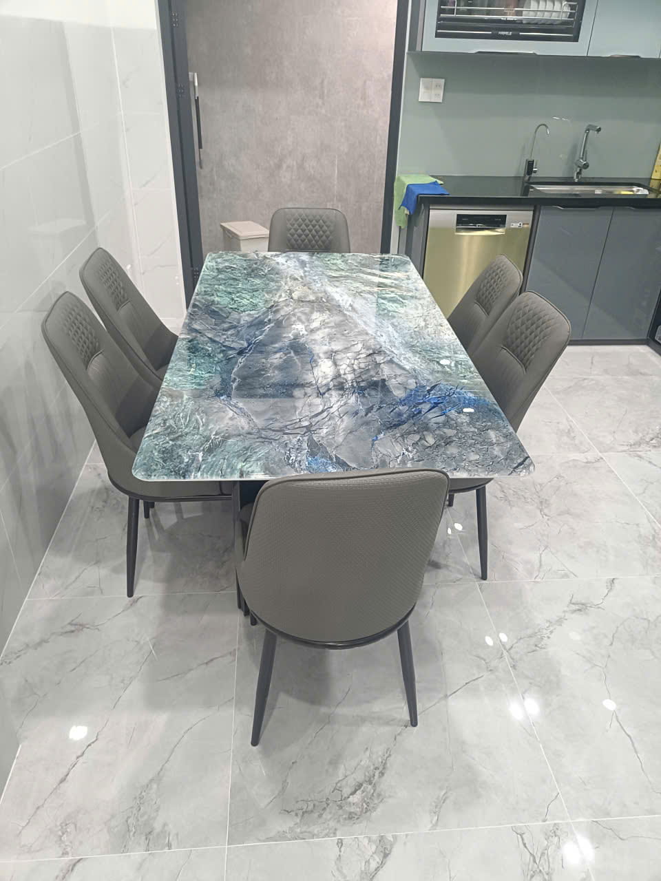Bàn ăn Atina đá tự nhiên Bạch Ngọc 1m8 bàn giao tại nhà khách quận Tân Phú